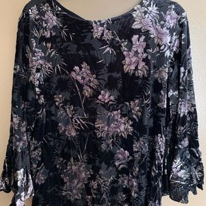 Graceful Flower Velvet Bell Sleeves Top